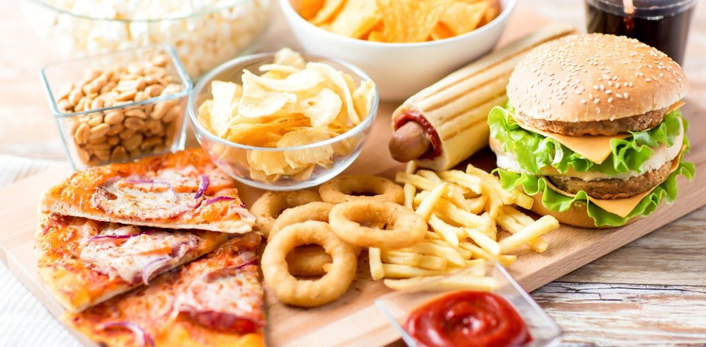 Pizza, Chips, Burger und andere Fast Food Gerichte