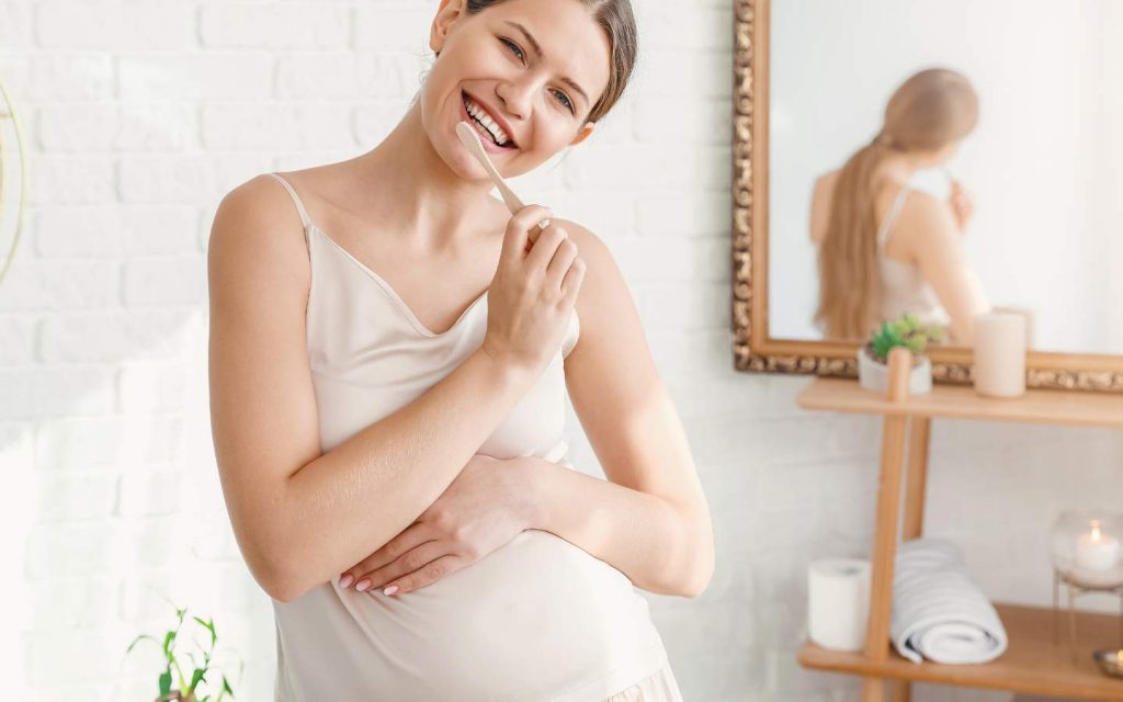 Frau mit Zahnfleischentzündung in der Schwangerschaft